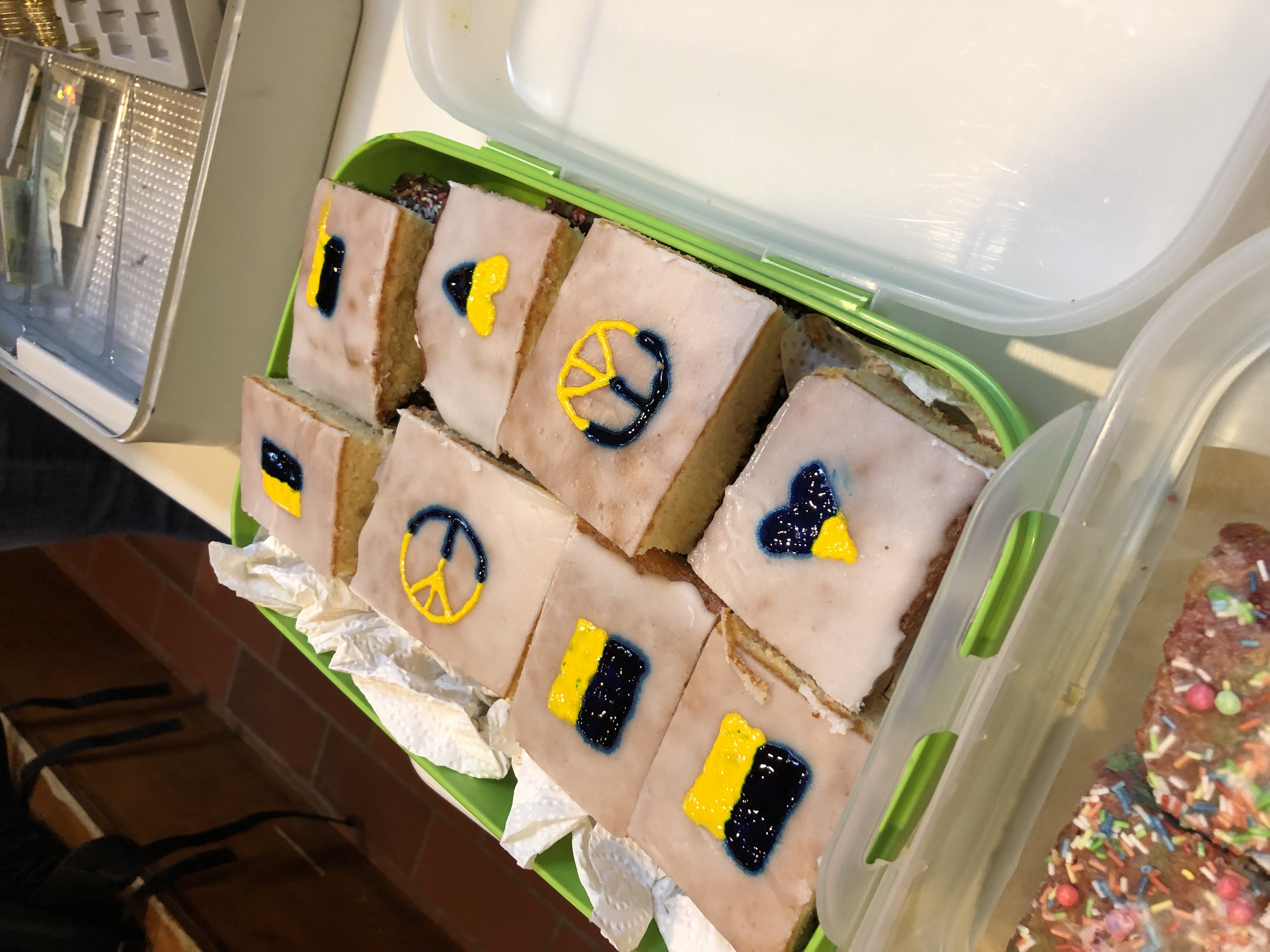 Ukraine Hilfe Kuchen in ukrainischen Farben