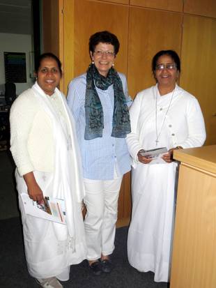 Helpers of Mary zu Besuch in der August-Benninghaus-Schule: Oberin Sr. Stella und Schwestenrats-Mitglied Sr. Reshmi mit Schulleiterin Frau  Balgenort